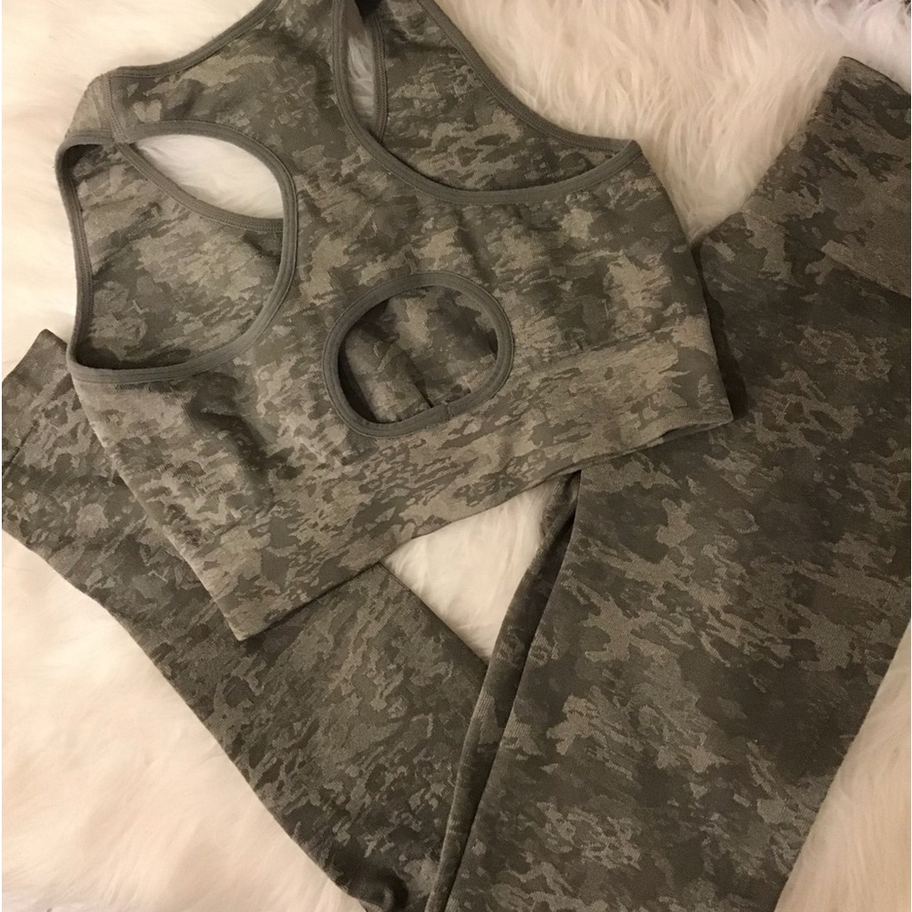 (SOLD) Two piece seamless workout sports bra and high waist leggings